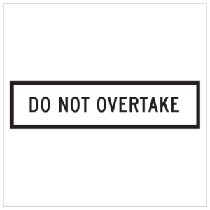 GM9-90B – DO NOT OVERTAKE SIGN IN A BOLD BLACK LETTERING ON A WHITE BACKGROUND, INDICATING OVERTAKING RESTRICTIONS IN THE AREA